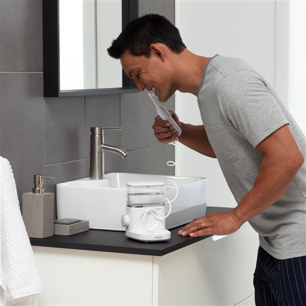 White Waterpik™ Sonic-Fusion™ 2.0 Professional Flossing Toothbrush - Image 3